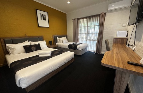 Macleod Hotel | Greensborough Motel