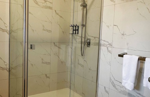 Macleod Hotel | Greensborough Motel