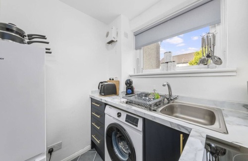 Motherwell House | Greenside Getaway Newarthill