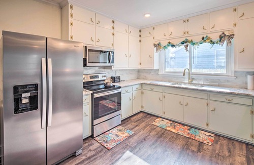 Parker House | Greenville Escape w/Deck + Fire Pit!