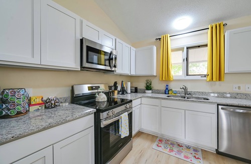 Greenville House | Greenville Getaway: Close to Campus + Stadium!