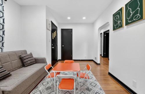 Waukegan House | Greenway Getaway-Private Huge outdoor fun, Game,Navy