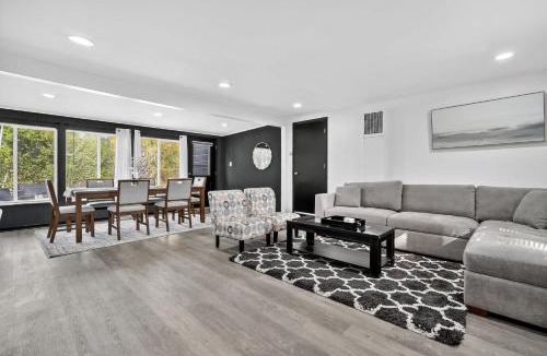 Waukegan House | Greenway Getaway-Private Huge outdoor fun, Game,Navy