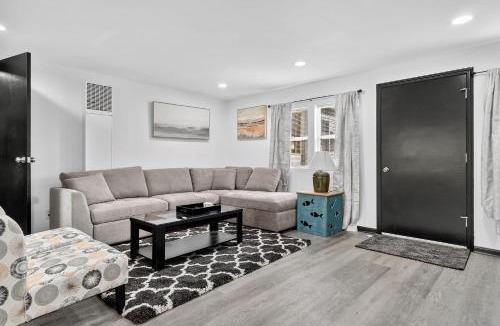 Waukegan House | Greenway Getaway-Private Huge outdoor fun, Game,Navy