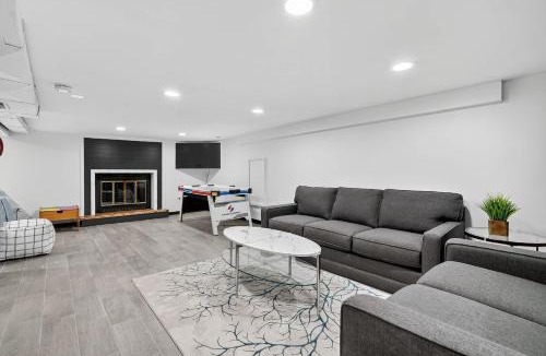 Waukegan House | Greenway Getaway-Private Huge outdoor fun, Game,Navy
