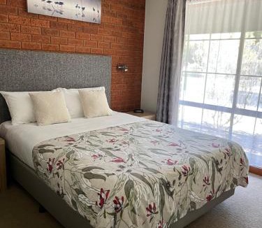 Tocumwal Hotel | Greenways Holiday Units