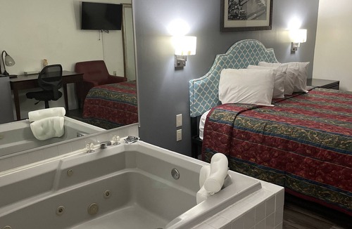 Berlin Hotel | Greenwoods Inn & Suites