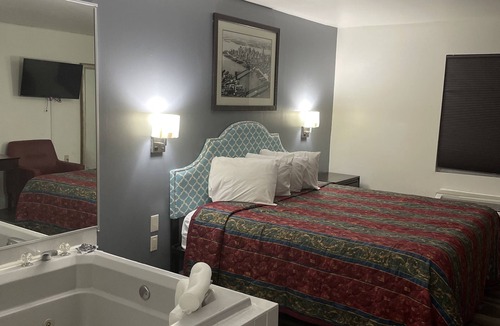 Berlin Hotel | Greenwoods Inn & Suites