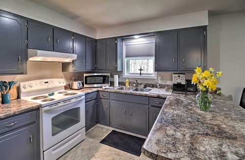 Higden House | Greers Ferry Home w/Yard, < 1 Mi to Marina!