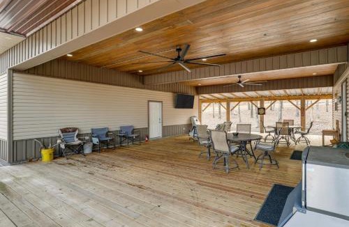 Wilburn House | Greers Ferry Lake Access and Deck Group Getaway!