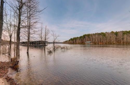 Wilburn House | Greers Ferry Lake Access and Deck Group Getaway!