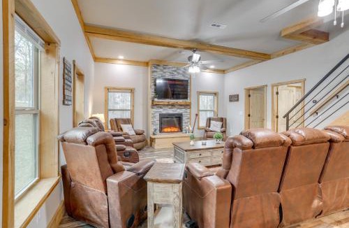 Wilburn House | Greers Ferry Lake Access and Deck Group Getaway!