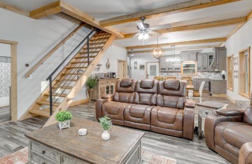 Wilburn House | Greers Ferry Lake Access and Deck Group Getaway!