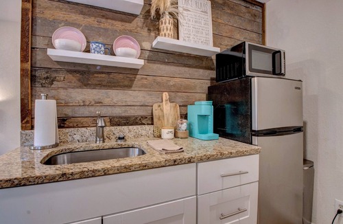 Higden Cabin | Greers Ferry Lakefront Getaway - easy lake access