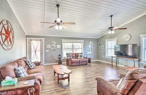 Greers Ferry House | Greers Ferry Retreat w/ Deck & Stocked Pond!