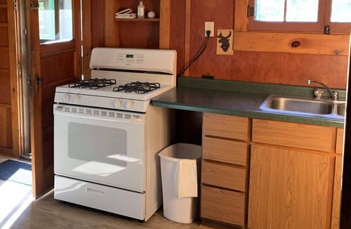 Woodruff Cabin | Gresham Shores - Smiling Moose - PET FRIENDLY