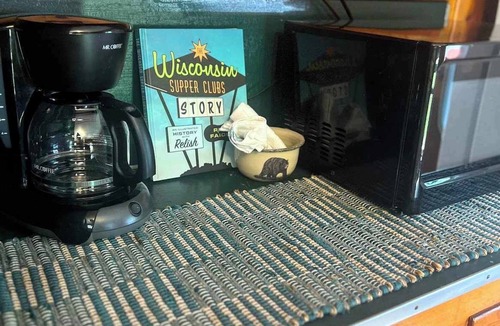 Woodruff Cabin | Gresham Shores - Smiling Moose - PET FRIENDLY