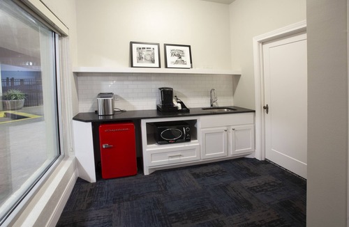 Tyler Hotel | Greyhound Inn - Accessible King Suite