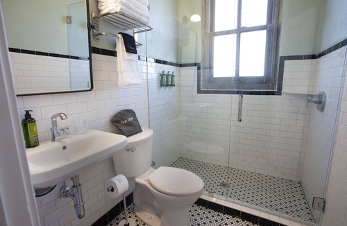Tyler Hotel | Greyhound Inn - Deluxe King Suite