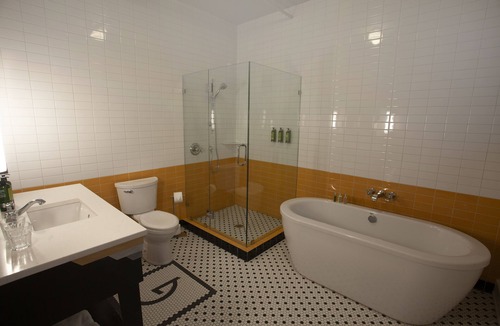 Tyler Hotel | Greyhound Inn - Deluxe King Suite
