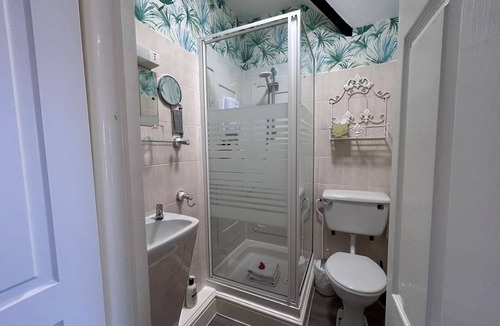 Llandrindod Wells House | Greylands Guest House