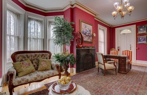 Bird In Hand Hotel | Greystone Manor Bed & Breakfast