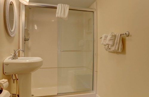 Bird In Hand Hotel | Greystone Manor Bed & Breakfast