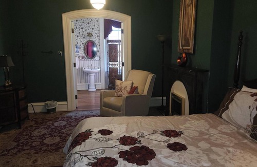 Bird In Hand Hotel | Greystone Manor Bed & Breakfast