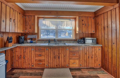 Newberry House | Griffin's Sleek Pine Hideaway