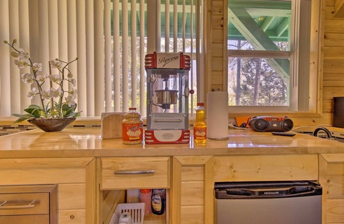 Show Low Cottage | Grill, Fire Pit: Pet-Friendly Lakeside Cottage!
