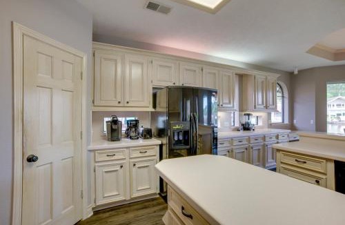 Walden on Lake Conroe House | Grills & Boat Dock: ‘Comfy Cove’ on Lake Conroe