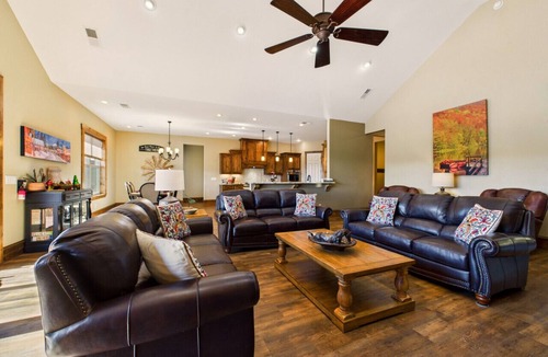Ruidoso House | Grindstone Lake Lodge -Views-Family Reunion Ready