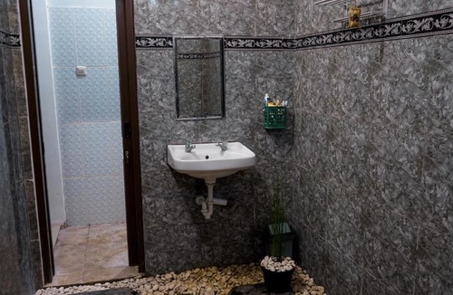 Kecamatan Sukamulia House | Griya Asri Homestay Near Tetebatu Waterfall