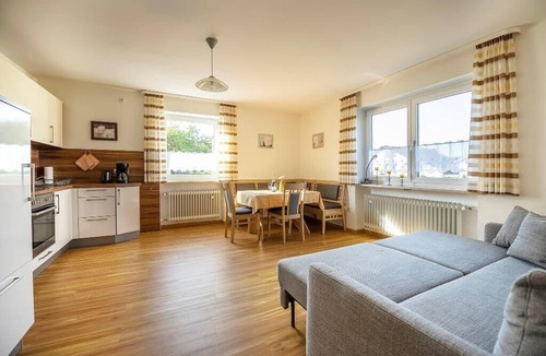 Moosbach Apartment | Große gemütliche Ferienwohnungen mit Balkon in ruhiger Lage