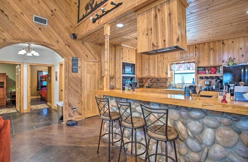 Cotton Gin Cabin | Groesbeck 'Lodge on the River': Hot Tub & Fire Pit