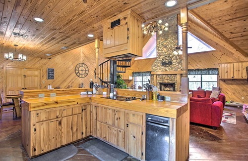 Cotton Gin Cabin | Groesbeck 'Lodge on the River': Hot Tub & Fire Pit