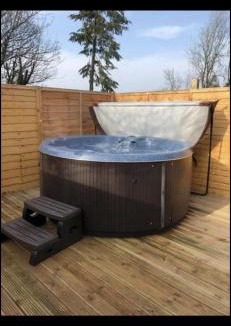 Beith Apartment | GROOMS COTTAGE OUTSIDE HOT TUB