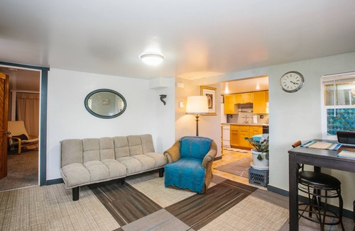 Genesee House | Groovy 1 bedroom duplex unit centrally located