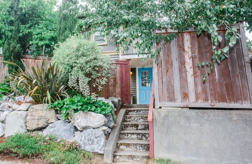 Genesee House | Groovy 1 bedroom duplex unit centrally located