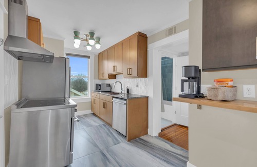 Greenville Downtown Condo | Groovy 2BR Downtown Greenville Condo w/ King Beds