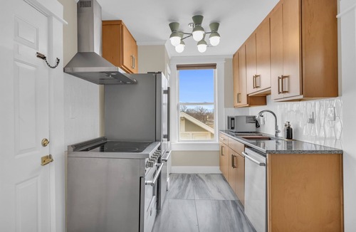 Greenville Downtown Condo | Groovy 2BR Downtown Greenville Condo w/ King Beds