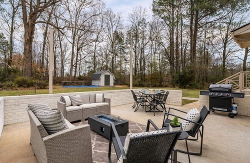 Cary House | Groovy Cary Crib - Pickleball, Pets & Plug-In 4 EV