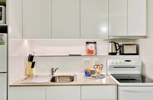 Bowen Hills Apartment | Groovy & Cool~1Bed/1Bath/1Car~Close to everything!