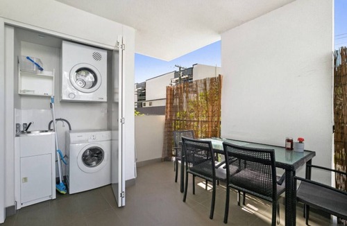 Bowen Hills Apartment | Groovy & Cool~1Bed/1Bath/1Car~Close to everything!