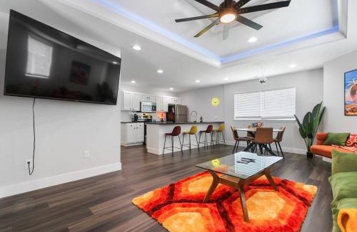 Columbia Apartment | Groovy Getaway king suites, sleeps 8, dogs ok