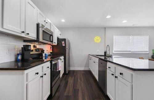 Columbia Apartment | Groovy Getaway king suites, sleeps 8, dogs ok