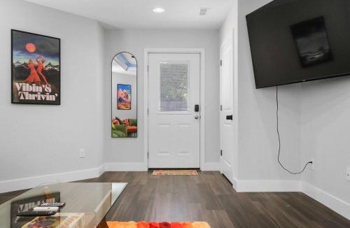 Columbia Apartment | Groovy Getaway king suites, sleeps 8, dogs ok