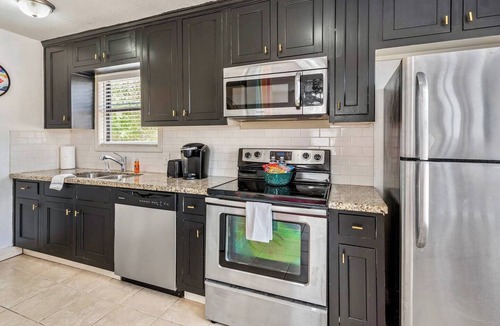 West Park Cottage | Groovy Getaway ~Less than a mile from campus!