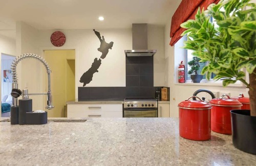 Rotorua House | Groovy on Grey | Central Location with Spa Pool