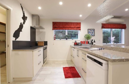 Rotorua House | Groovy on Grey | Central Location with Spa Pool